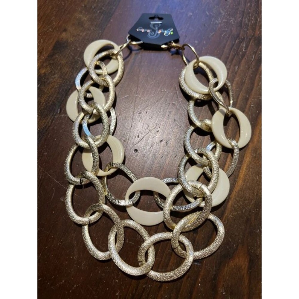 Gold and cream colored necklace - nwt | j-0039